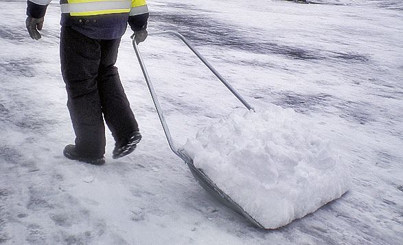 Vi hjälper dig att hålla rent från snö och is så att risken för olyckor och skador minimeras i vinter.